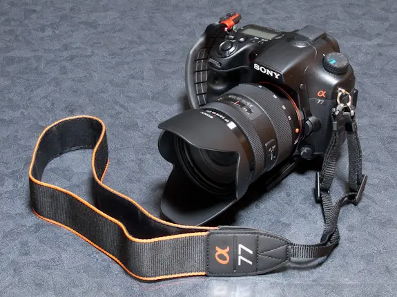 α77 + b-gripハンドストラップ + ネックストラップ
